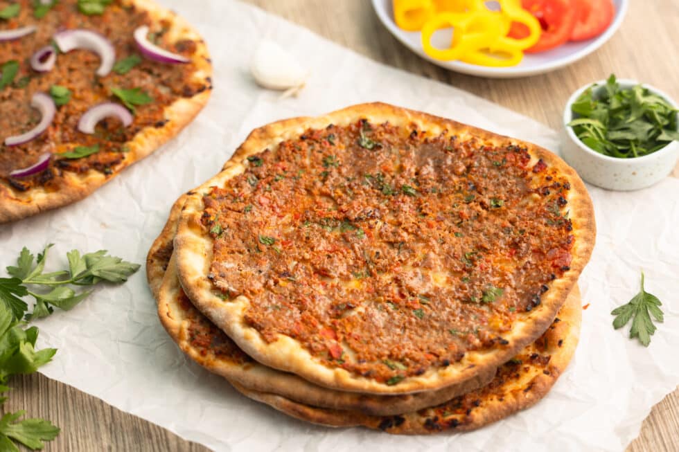 selbstgemachte Türkische Pizza mir Petersilie und Spitzpaprika