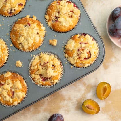 Blech voller Zwetschgenmuffins mit Zimtstreuseln
