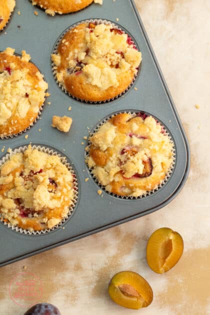 selbstgebackene Zwetschgenmuffins mit Streuseldecke