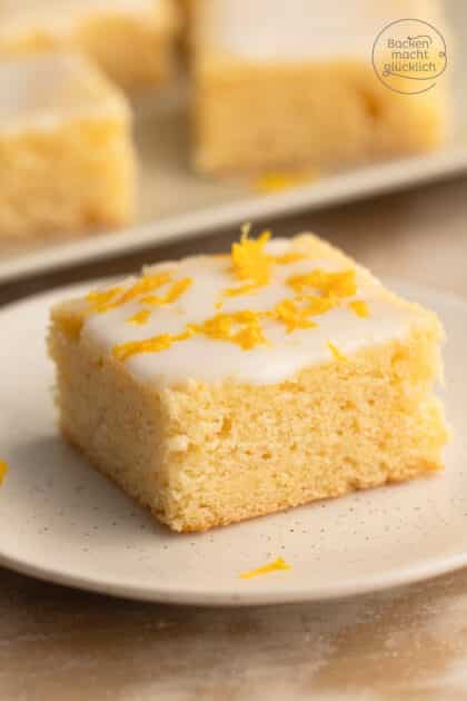 ein Stück Blechkuchen mit Zitronenrührteig und Zitronenglasur