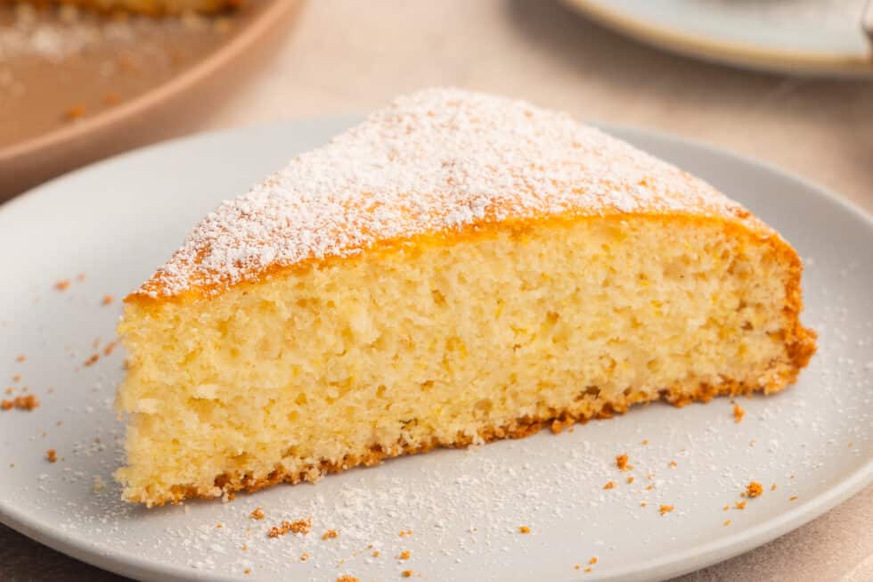 ein Stück fluffiger Wolkenkuchen auf Teller