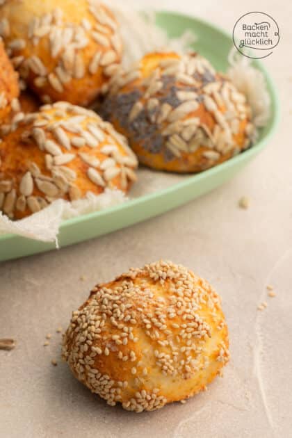 Protein-Quark-Brötchen mit Körnern und Saaten bestreut