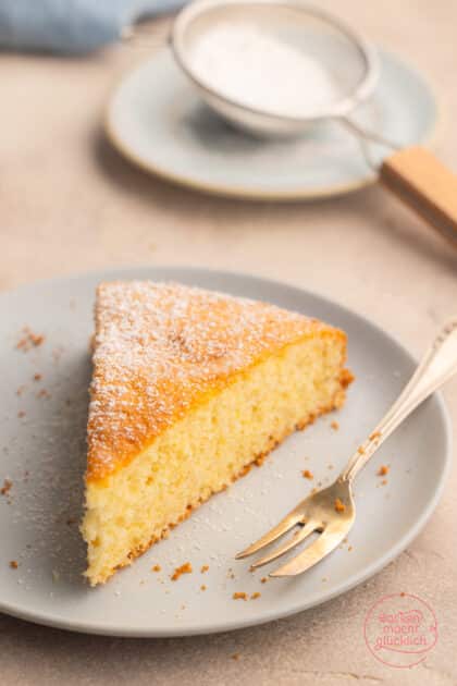 Stück Vanille-Rührkuchen mit Sahne im Rührteig
