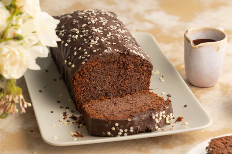 angeschnittener Schokokuchen aus saftigem Schoko-Rührteig