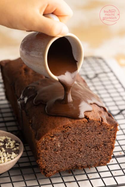 frisch gebackener saftiger Schokokuchen mit Schokoglasur