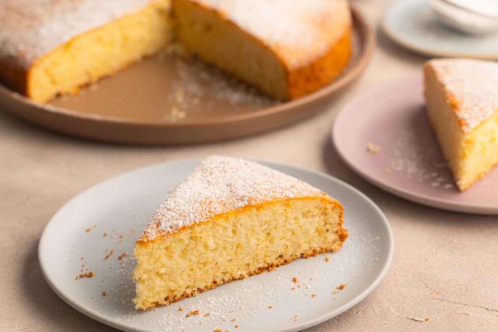 angeschnittener fluffiger Wolkenkuchen mit Sahne statt Butter