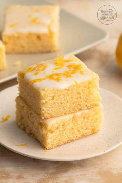 zwei Stücke Zitronenblechkuchen auf Teller