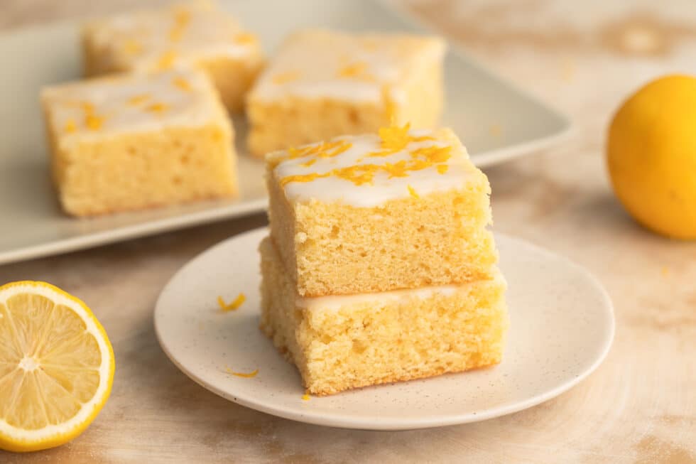 Omas saftiger Zitronenkuchen auf dem Blech mit Zuckerguss