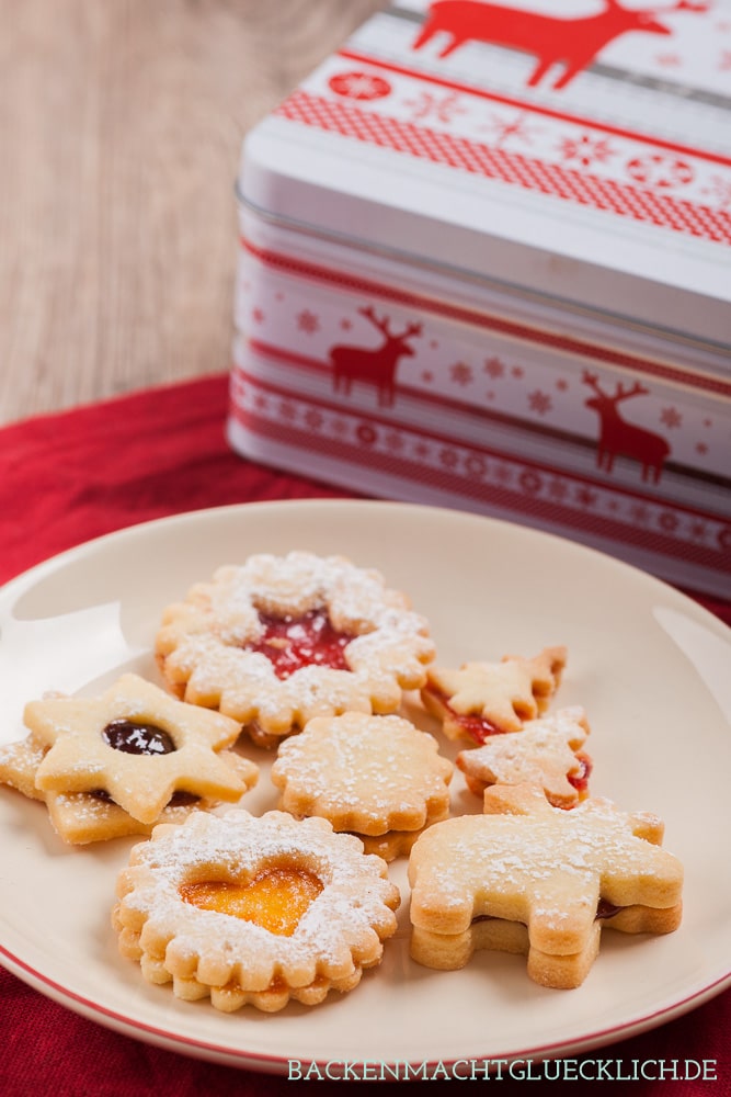 Bei den herrlich mürben Spitzbuben von Oma läuft mir jedes Mal das Wasser im Mund zusammen. Das Rezept für die mit Marmelade gefüllten Weihnachtsplätzchen ist dabei ganz einfach. 