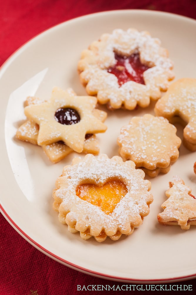 Bei den herrlich mürben Spitzbuben von Oma läuft mir jedes Mal das Wasser im Mund zusammen. Das Rezept für die mit Marmelade gefüllten Weihnachtsplätzchen ist dabei ganz einfach. 