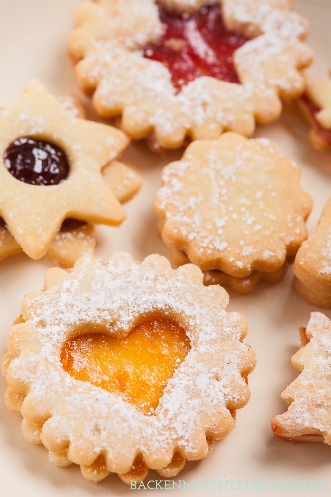 Bei den herrlich mürben Spitzbuben von Oma läuft mir jedes Mal das Wasser im Mund zusammen. Das Rezept für die mit Marmelade gefüllten Weihnachtsplätzchen ist dabei ganz einfach. 