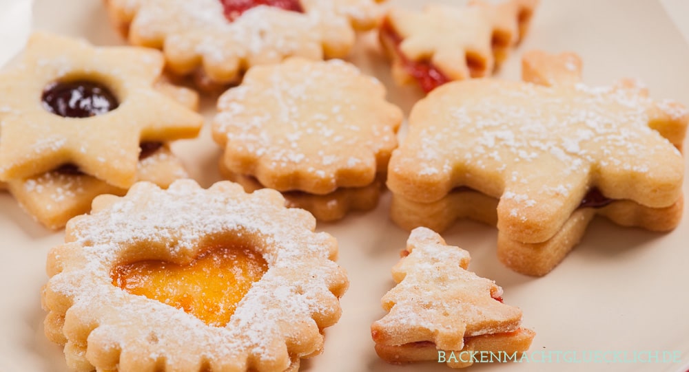 Bei den herrlich mürben Spitzbuben von Oma läuft mir jedes Mal das Wasser im Mund zusammen. Das Rezept für die mit Marmelade gefüllten Weihnachtsplätzchen ist dabei ganz einfach. 