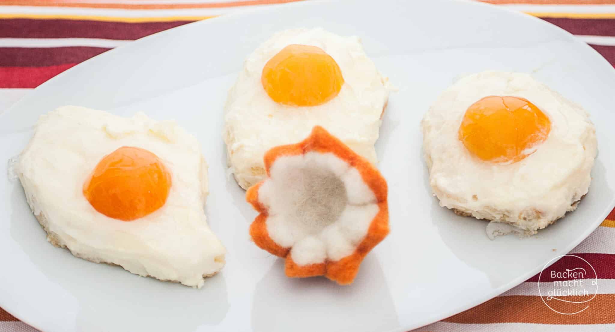 Dieser Spiegeleikuchen mit Aprikose oder Pfirsich sieht täuschend echt aus! Ein super Osterrezept vom Blech! Mit dem Spiegeleier-Kuchen macht ihr definitiv nichts falsch!