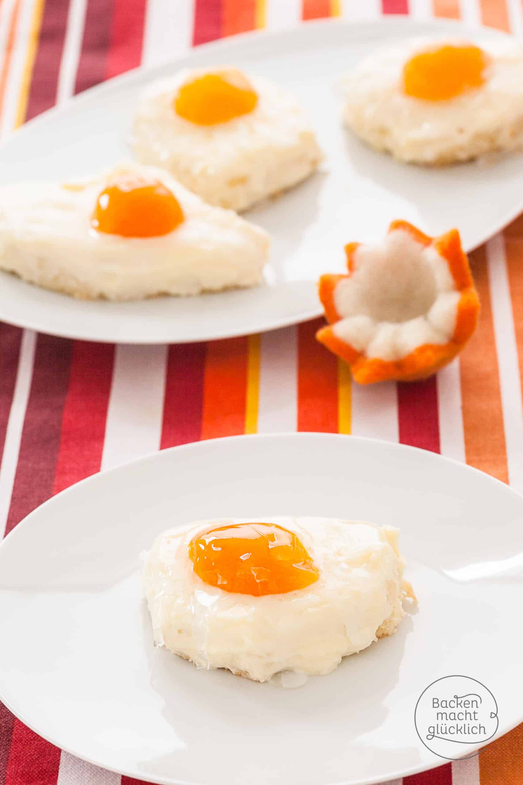 Dieser Spiegeleikuchen mit Aprikose oder Pfirsich sieht täuschend echt aus! Ein super Osterrezept vom Blech! Mit dem Spiegeleier-Kuchen macht ihr definitiv nichts falsch!