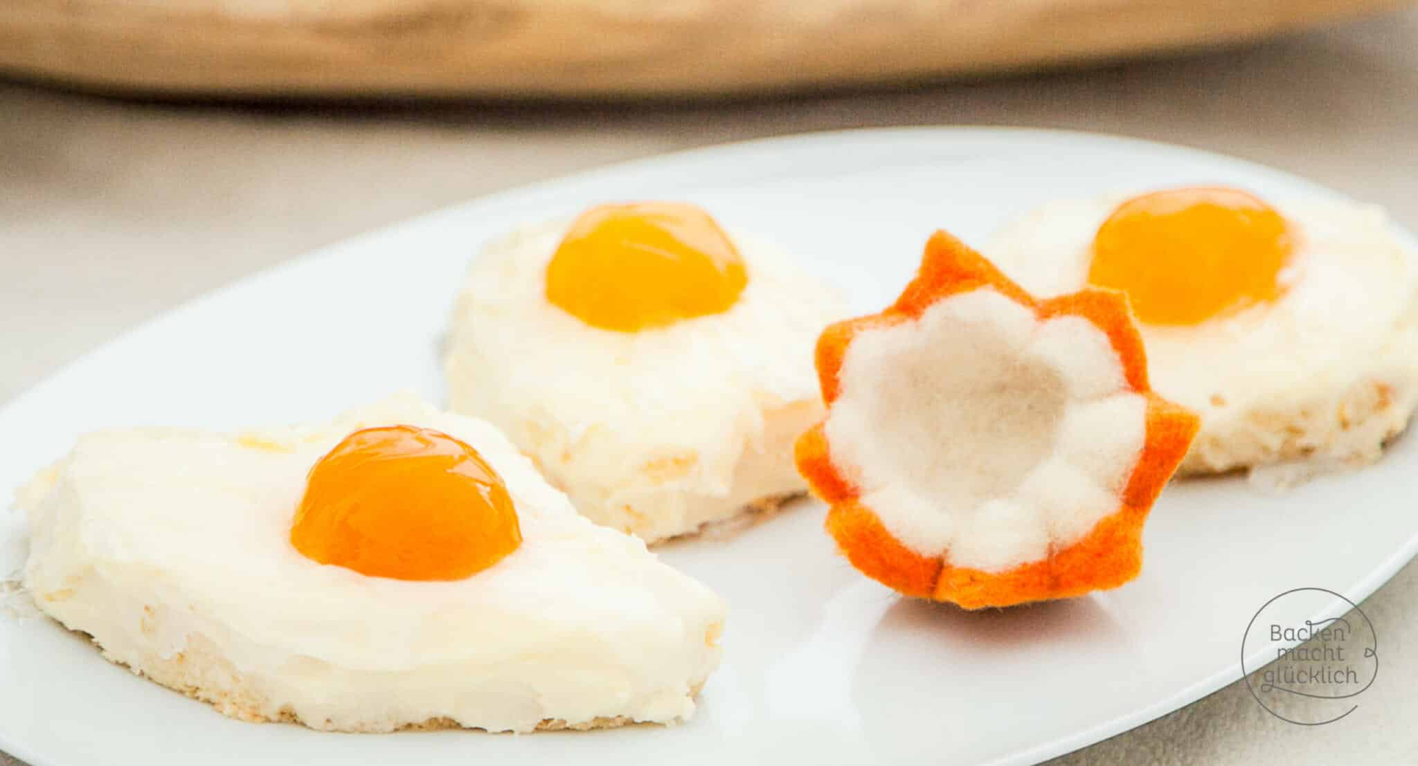 Dieser Spiegeleikuchen mit Aprikose oder Pfirsich sieht täuschend echt aus! Ein super Osterrezept vom Blech! Mit dem Spiegeleier-Kuchen macht ihr definitiv nichts falsch!