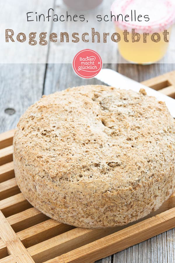 Dieses einfache Rezept für Roggenschrotbrot ist ideal für Anfänger im Bereich Brotbacken. Das Roggenbrot mit Hefe und Sauerteig schmeckt herrlich kernig und wunderbar herzhaft. #brotbacken #roggenbrot #roggenbrotmitsauerteig #sauerteigbrot #backenmachtglücklich