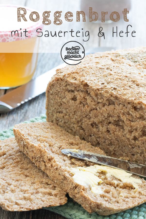 Dieses einfache Rezept für Roggenschrotbrot ist ideal für Anfänger im Bereich Brotbacken. Das Roggenbrot mit Hefe und Sauerteig schmeckt herrlich kernig und wunderbar herzhaft. #brotbacken #roggenbrot #roggenbrotmitsauerteig #sauerteigbrot #backenmachtglücklich