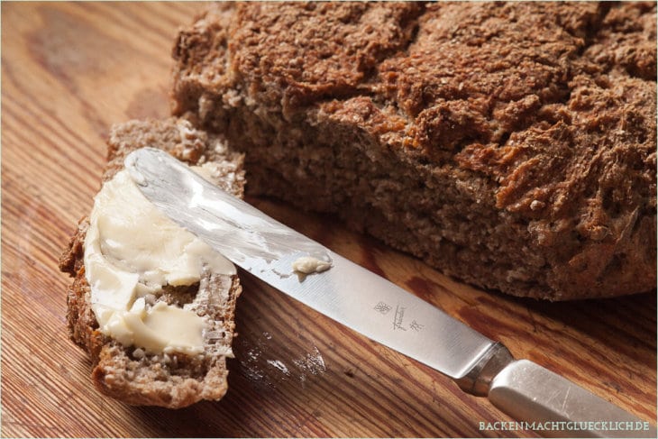 Dieses einfache Rezept für Roggenschrotbrot ist ideal für Anfänger im Bereich Brotbacken. Das Roggenbrot mit Hefe und Sauerteig schmeckt herrlich kernig und wunderbar herzhaft. #brotbacken #roggenbrot #roggenbrotmitsauerteig #sauerteigbrot #backenmachtglücklich