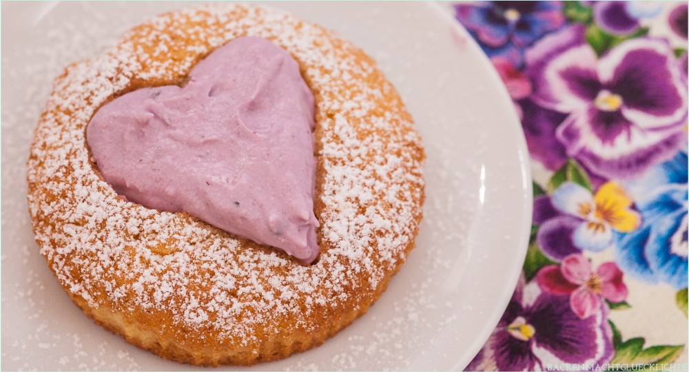 Leckere Muttertags-Cupcakes mit Beerencreme. Die Cupcakes mit Herz sind ein einfaches, aber hübsches kleines Geschenk zum Muttertag. Über diese Cupcakes mit herziger Beerenfüllung freut sich jede Mama.