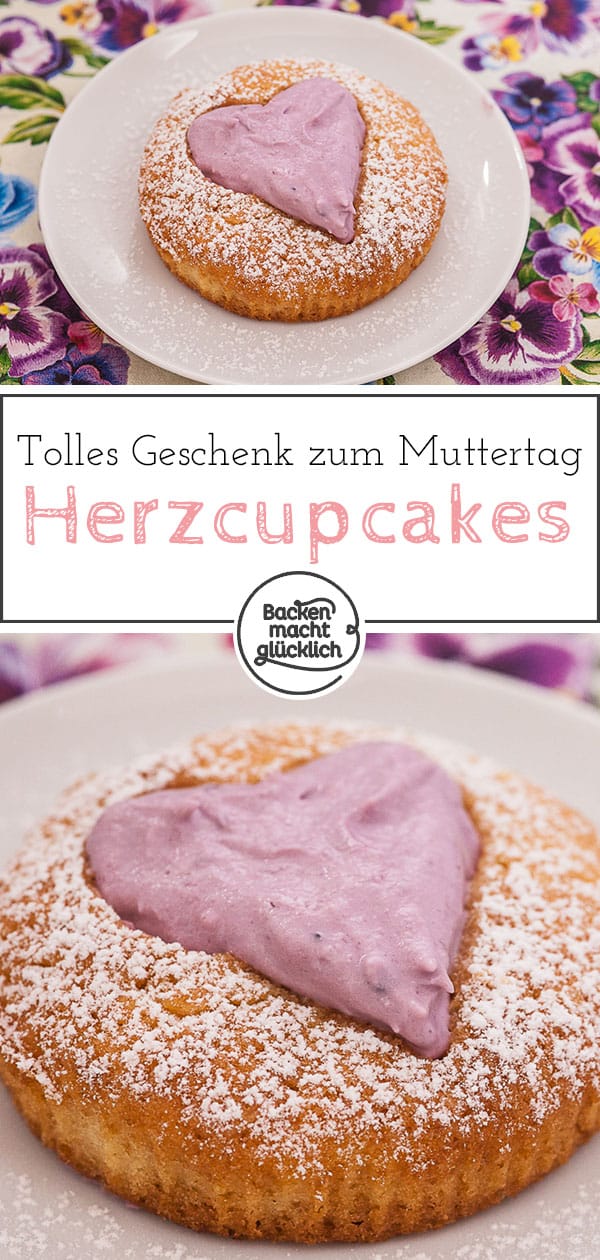 Leckere Muttertags-Cupcakes mit Beerencreme. Die Cupcakes mit Herz sind ein einfaches, aber hübsches kleines Geschenk zum Muttertag. Über diese Cupcakes mit herziger Beerenfüllung freut sich jede Mama.