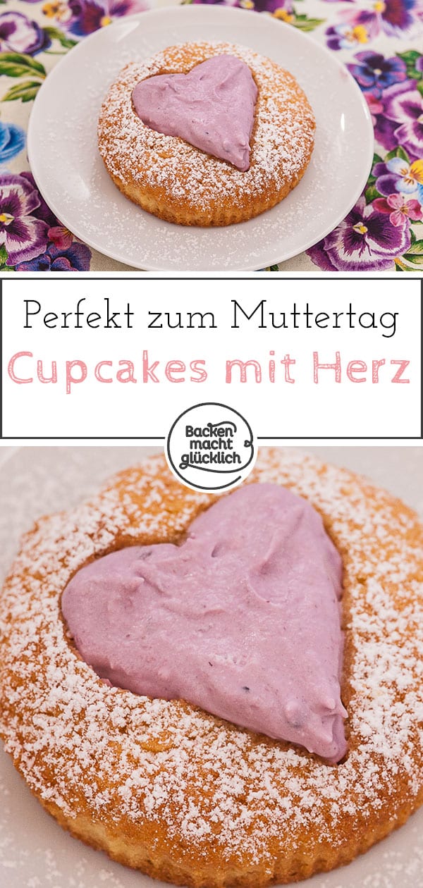 Leckere Muttertags-Cupcakes mit Beerencreme. Die Cupcakes mit Herz sind ein einfaches, aber hübsches kleines Geschenk zum Muttertag. Über diese Cupcakes mit herziger Beerenfüllung freut sich jede Mama.