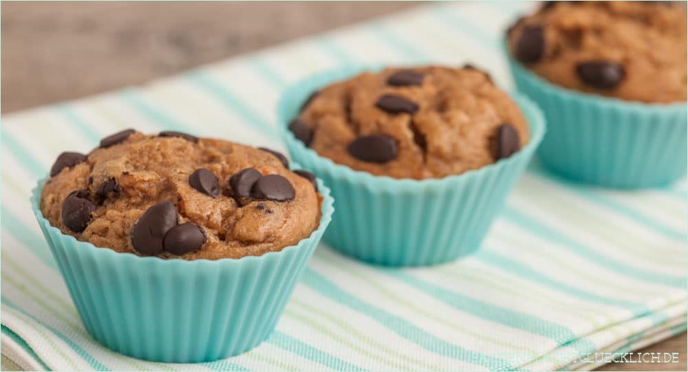 Auf der Suche nach gesunden und fettarmen Muffins? Dieses Rezept für saftige Bananen-Schoko-Muffins ohne weißen Zucker ist super einfach. Total lecker! #muffins #lowfat #bananenmuffins #kokosblütenzucker #backenmachtglücklich