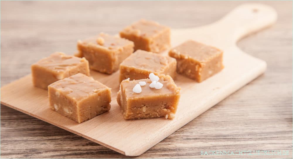 Lust auf unglaublich cremiges Fudge mit Erdnüssen? Dieses Peanut Butter Fudge Rezept ist super schnell & einfach gemacht.