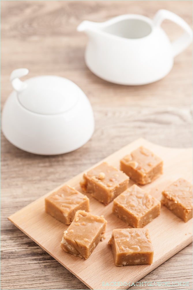 Lust auf unglaublich cremiges Fudge mit Erdnüssen? Dieses Peanut Butter Fudge Rezept ist super schnell & einfach gemacht.