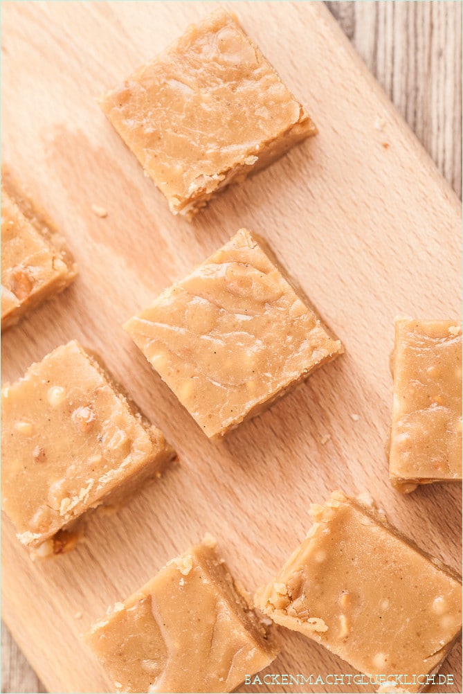 Lust auf unglaublich cremiges Fudge mit Erdnüssen? Dieses Peanut Butter Fudge Rezept ist super schnell & einfach gemacht.