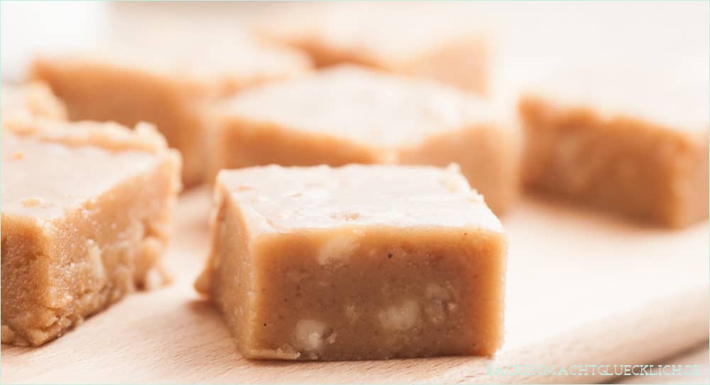 Lust auf unglaublich cremiges Fudge mit Erdnüssen? Dieses Peanut Butter Fudge Rezept ist super schnell & einfach gemacht.