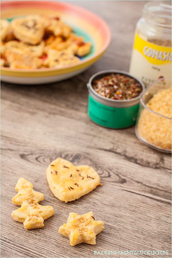 Einfache Käse-Cracker, die immer gut ankommen! Das herzhafte Käsegebäck ist perfekt für Partys & Buffets.