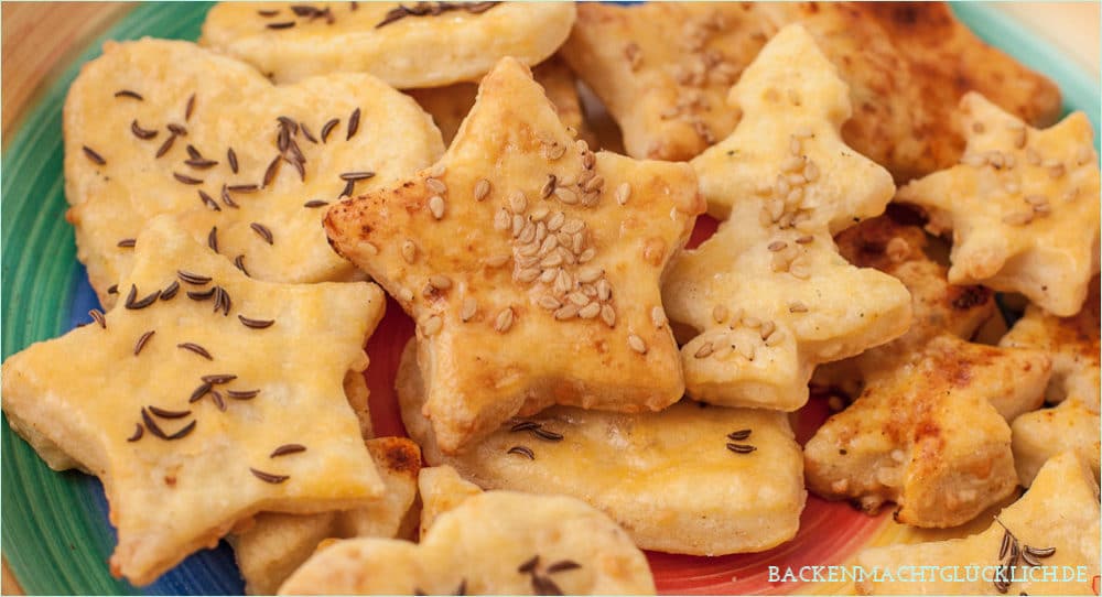 Einfache Käse-Cracker, die immer gut ankommen! Das herzhafte Käsegebäck ist perfekt für Partys & Buffets.