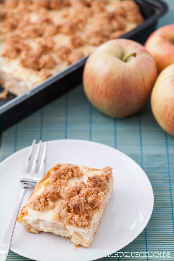Tolles Rezept für einen fruchtigen Apfel-Schmand-Kuchen vom Blech. Der Apfelkuchen hat einen saftigen Schmandguss und knusprige Streusel. Der Streuselkuchen mit Äpfeln wird auf dem Blech gebacken.