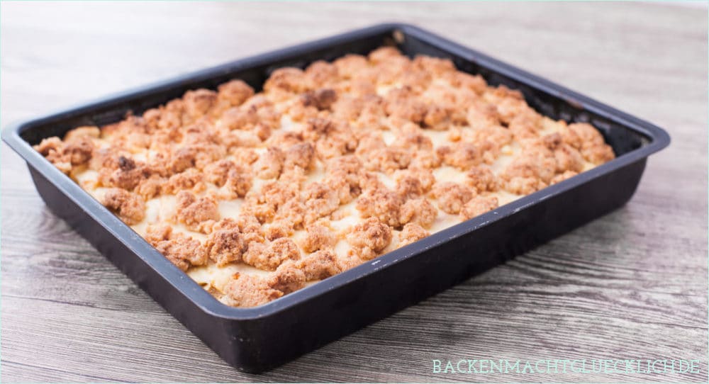 Tolles Rezept für einen fruchtigen Apfel-Schmand-Kuchen vom Blech. Der Apfelkuchen hat einen saftigen Schmandguss und knusprige Streusel. Der Streuselkuchen mit Äpfeln wird auf dem Blech gebacken.