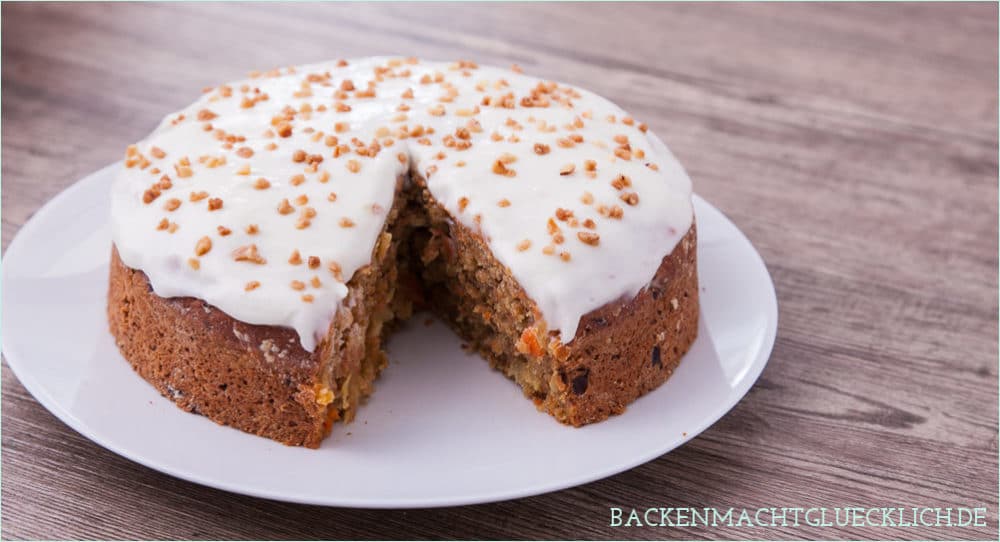 Sehr saftiger, fettarmer Rüblikuchen ohne Nüsse - so lecker kann ein kalorienarmer und zuckerfreier Möhrenkuchen sein!