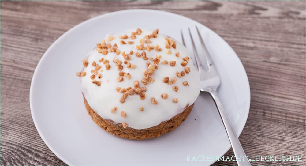 Sehr saftiger, fettarmer Rüblikuchen ohne Nüsse - so lecker kann ein kalorienarmer und zuckerfreier Möhrenkuchen sein!