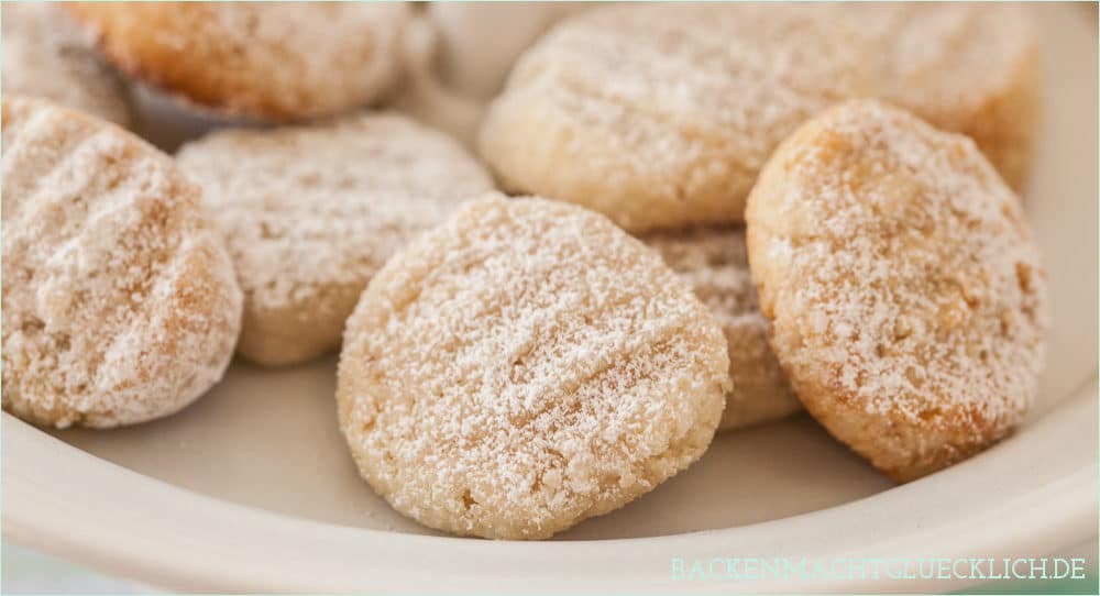 Ricciarelli di Siena sind feinste Mandelkekse mit weichem Kern. Ein tolles Original Ricciarelli-Rezept für das wunderbare Festtagsgebäck aus Italien!