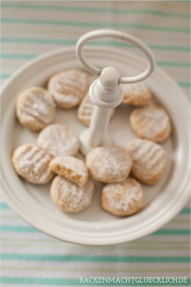 Ricciarelli di Siena sind feinste Mandelkekse mit weichem Kern. Ein tolles Original Ricciarelli-Rezept für das wunderbare Festtagsgebäck aus Italien!