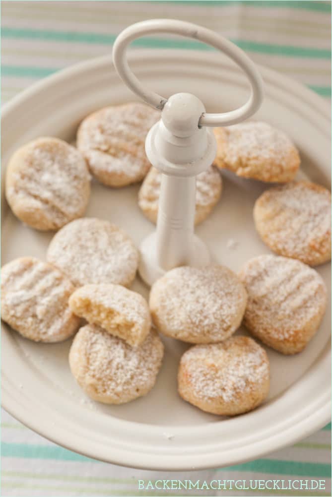 Ricciarelli di Siena sind feinste Mandelkekse mit weichem Kern. Ein tolles Original Ricciarelli-Rezept für das wunderbare Festtagsgebäck aus Italien!