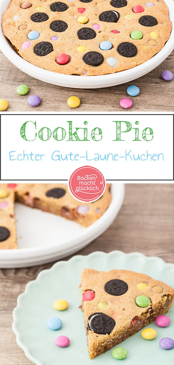 Ein riesiger Keks im Kuchenformat: Dieser amerikanische Cookie Pie ist die perfekte Kombi für alle, die Keksteig und Süßigkeiten lieben. Der Cookie Pie ist ein kunterbunter und schnell zubereiteter Hingucker für jede Party!