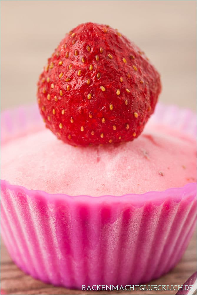 Fettarmes Erdbeer-Joghurt-Eis ohne Sahne und Eier. Das Erdbeereis-Rezept ist einfach und lecker