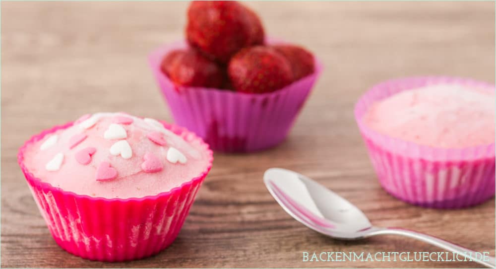 Fettarmes Erdbeer-Joghurt-Eis ohne Sahne und Eier. Das Erdbeereis-Rezept ist einfach und lecker