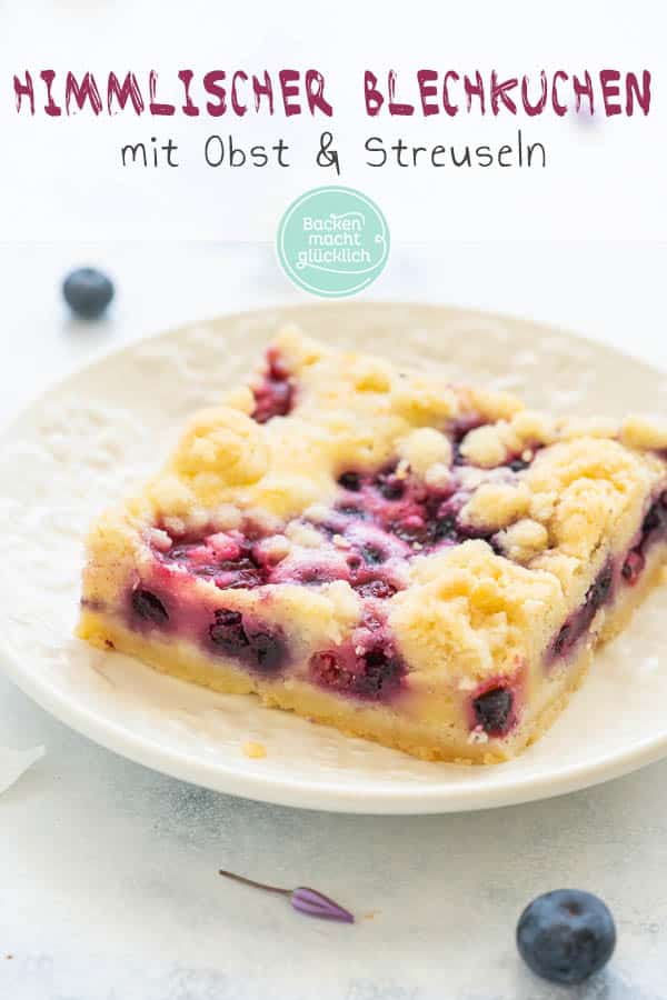 Mit dem saftigen Obst-Streusel-Kuchen vom Blech holt ihr euch einen echt köstlichen Klassiker ins Haus! Allein, wenn ich schon wieder an die knusprigen Butter-Streusel denk läuft mir das Wasser im Mund zusammen. Dieser himmlische Blechkuchen mit Obst und Streuseln kommt einfach immer gut an! #streusel #streuselkuchen #obst #obstkuchen #blechkuchen #backenmachtglücklich