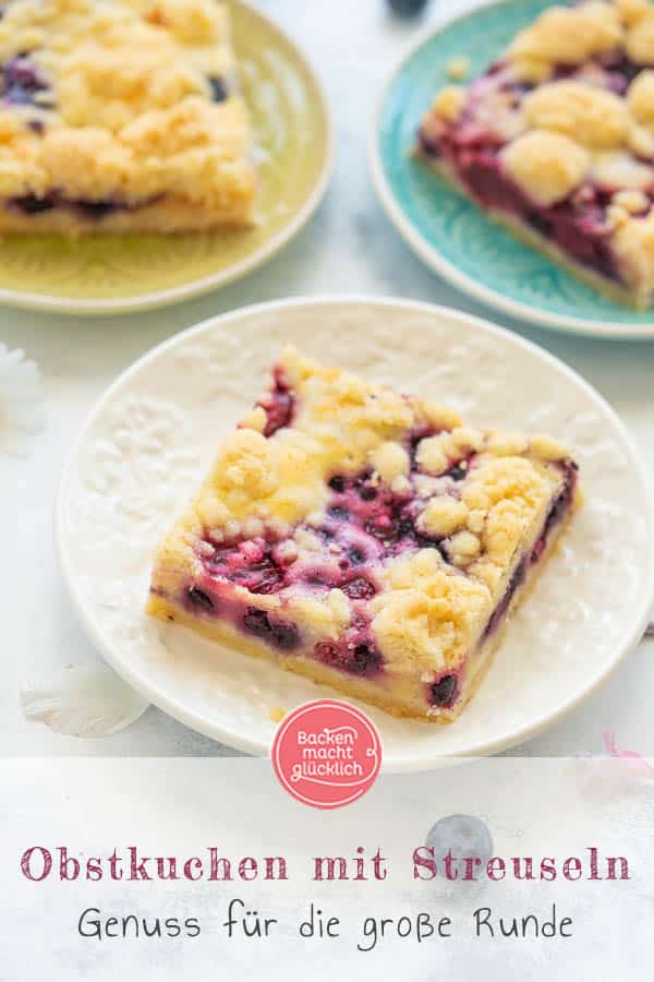 Mit dem saftigen Obst-Streusel-Kuchen vom Blech holt ihr euch einen echt köstlichen Klassiker ins Haus! Allein, wenn ich schon wieder an die knusprigen Butter-Streusel denk läuft mir das Wasser im Mund zusammen. Dieser himmlische Blechkuchen mit Obst und Streuseln kommt einfach immer gut an! #streusel #streuselkuchen #obst #obstkuchen #blechkuchen #backenmachtglücklich