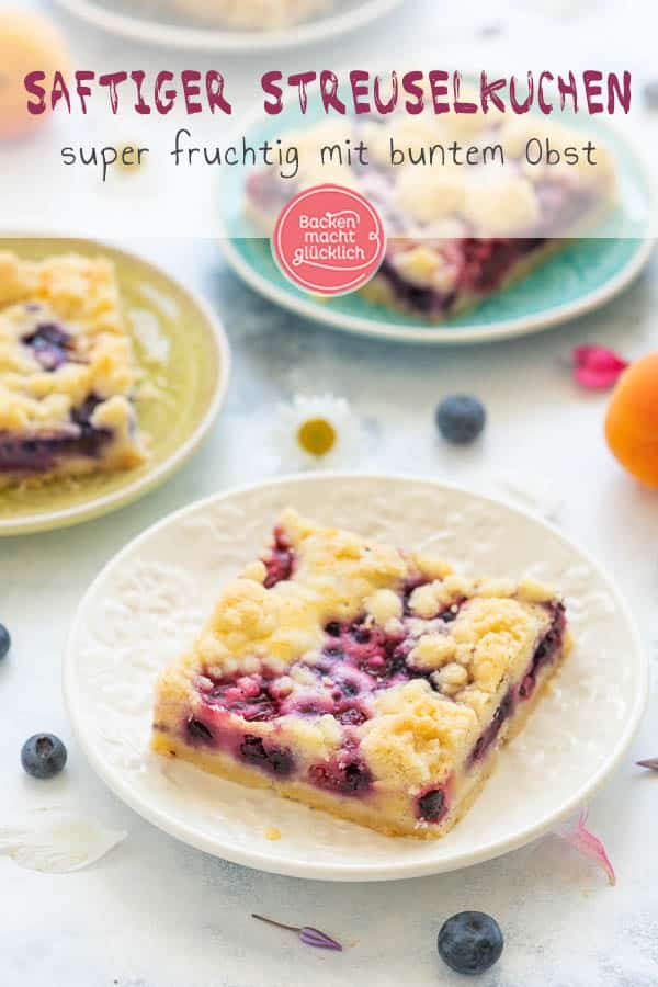 Mit dem saftigen Obst-Streusel-Kuchen vom Blech holt ihr euch einen echt köstlichen Klassiker ins Haus! Allein, wenn ich schon wieder an die knusprigen Butter-Streusel denk läuft mir das Wasser im Mund zusammen. Dieser himmlische Blechkuchen mit Obst und Streuseln kommt einfach immer gut an! #streusel #streuselkuchen #obst #obstkuchen #blechkuchen #backenmachtglücklich