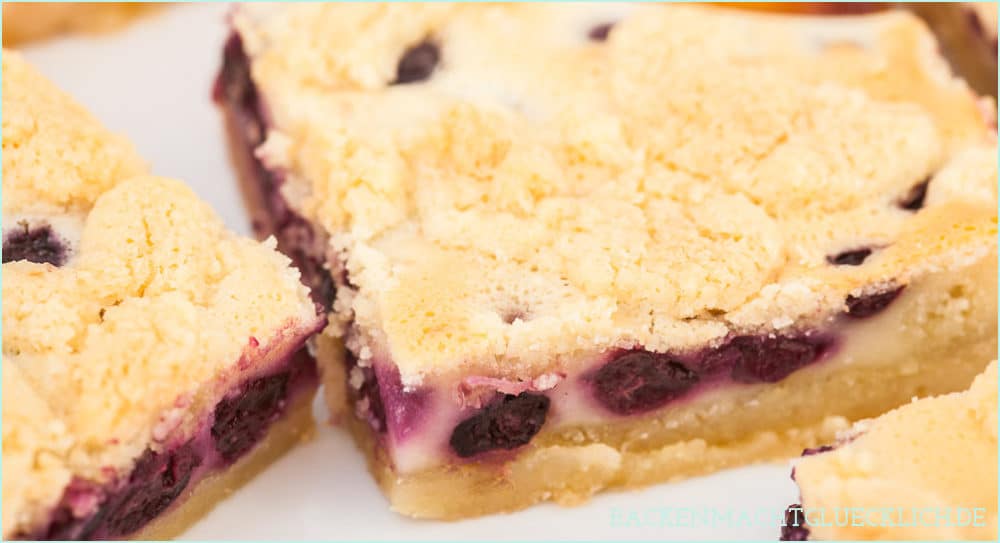 Mit dem saftigen Obst-Streusel-Kuchen vom Blech holt ihr euch einen echt köstlichen Klassiker ins Haus! Allein, wenn ich schon wieder an die knusprigen Butter-Streusel denk läuft mir das Wasser im Mund zusammen. Dieser himmlische Blechkuchen mit Obst und Streuseln kommt einfach immer gut an! #streusel #streuselkuchen #obst #obstkuchen #blechkuchen #backenmachtglücklich