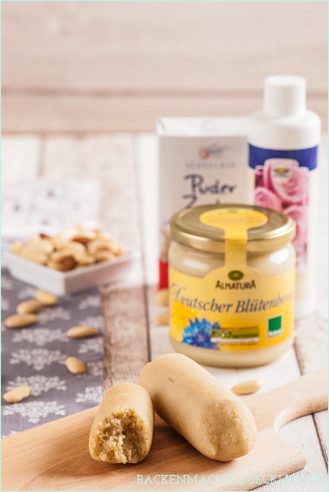 Für alle, die sich kohlenhydratarm oder zuckerfrei ernähren, ist das Low Carb Marzipan perfekt. Um Marzipan ohne Zucker selber zu machen, eignet sich z.B. Puderxucker. Zuckerfreies Marzipan selbermachen ist kinderleicht.