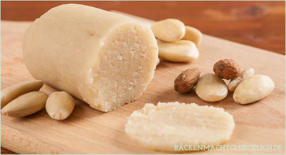 Für alle, die sich kohlenhydratarm oder zuckerfrei ernähren, ist das Low Carb Marzipan perfekt. Um Marzipan ohne Zucker selber zu machen, eignet sich z.B. Puderxucker. Zuckerfreies Marzipan selbermachen ist kinderleicht.