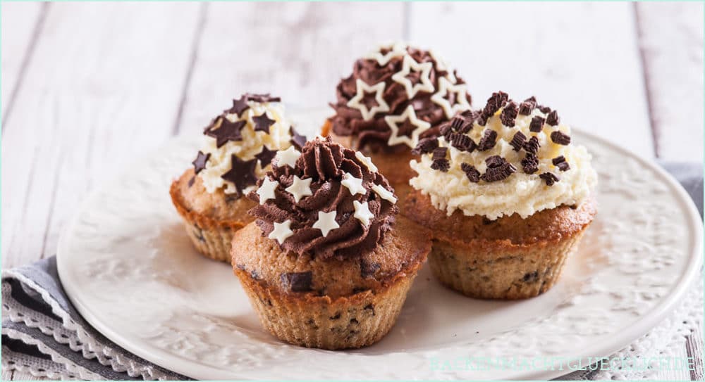 Diese Spekulatius-Cupcakes mit extra viel Schokolade im Teig, im Frosting und als Deko schmecken besonders im Herbst und Winter - für alle, die winterliche Gewürze wie Spekulatius, lieben! Die Spekulatius-Cupcakes mit Schokoladen-Topping machen einfach glücklich.