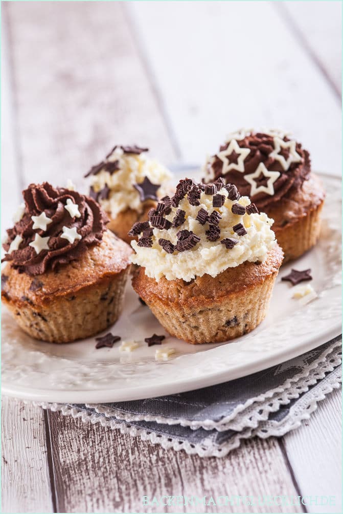 Diese Spekulatius-Cupcakes mit extra viel Schokolade im Teig, im Frosting und als Deko schmecken besonders im Herbst und Winter - für alle, die winterliche Gewürze wie Spekulatius, lieben! Die Spekulatius-Cupcakes mit Schokoladen-Topping machen einfach glücklich.